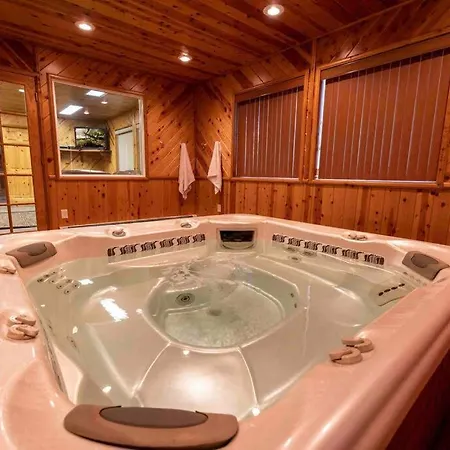 Enjoy The Outback+ Indoor Hot Tub+Games+Puzzles+Tennis Court
